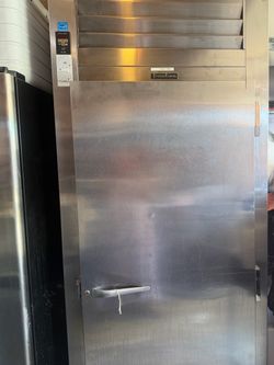 Traulsen RIH132LP - FHS . 38.8 cu ft Roll thru heated Cabinet