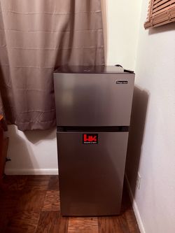 Magic Chef mini fridge w/ freezer