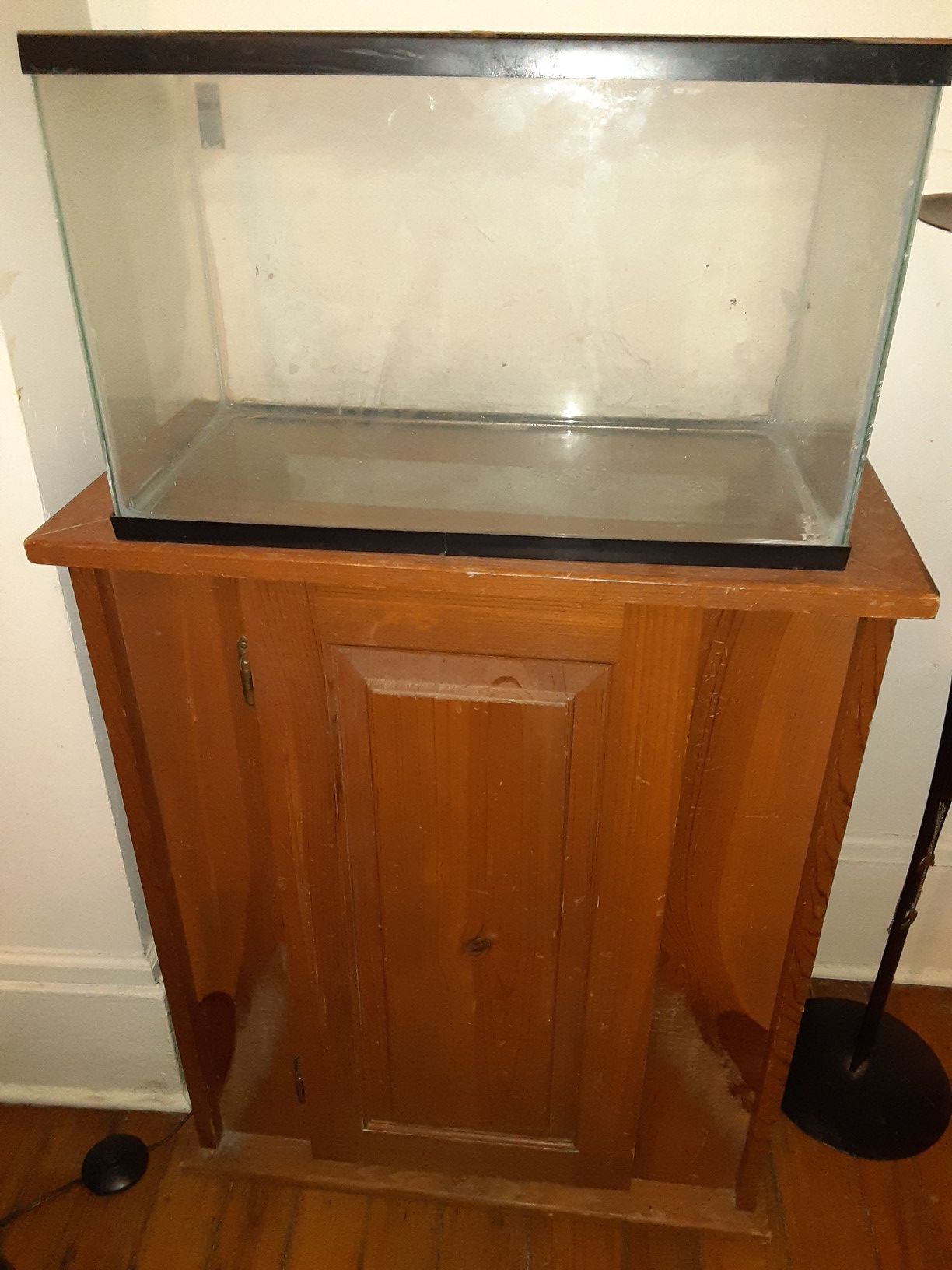 10 gal fish tank with stand and comes with everything