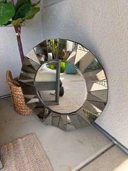 Pottery Barn Faceted Antiqued Wall Mirror | 32” Round | Excellent Condition