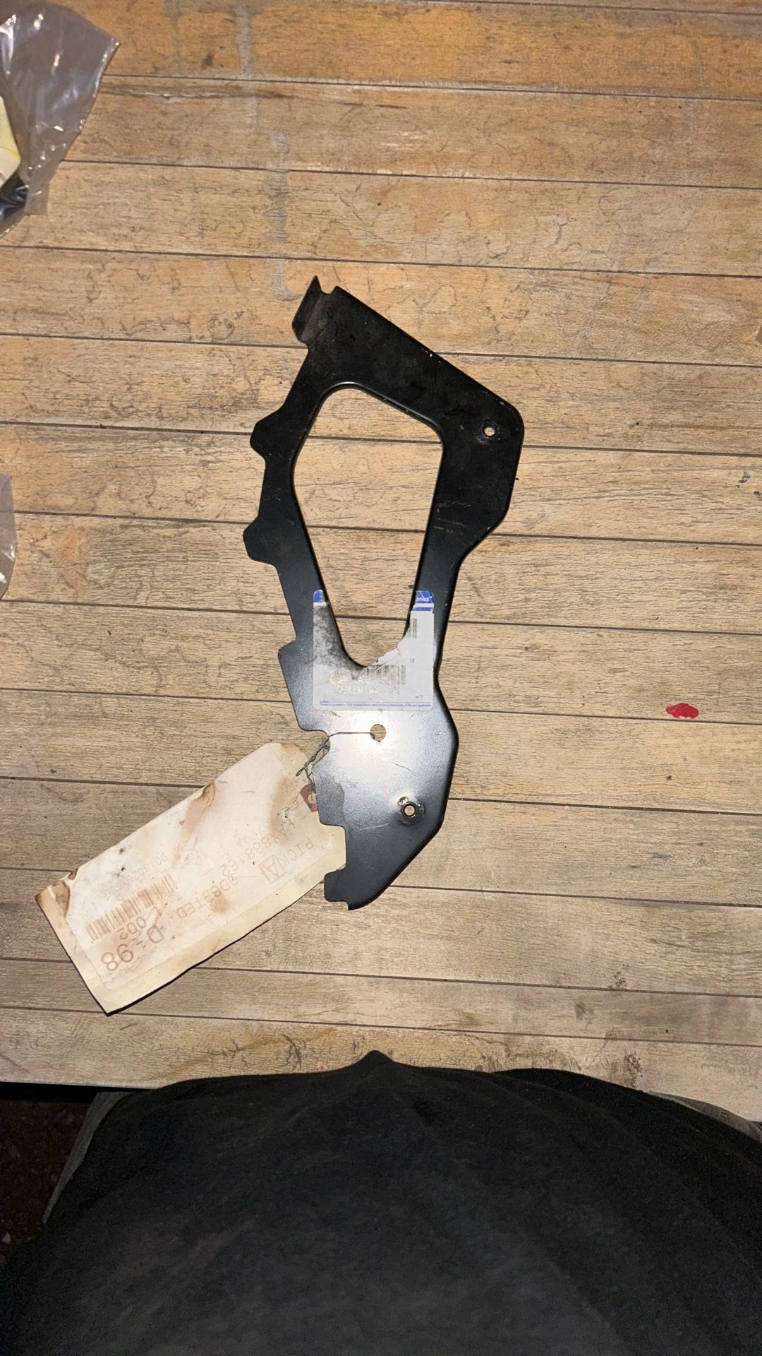 2018-2015 JEEP RENEGADE LEFT FENDER BRACKET