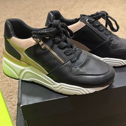Women tennis shoes