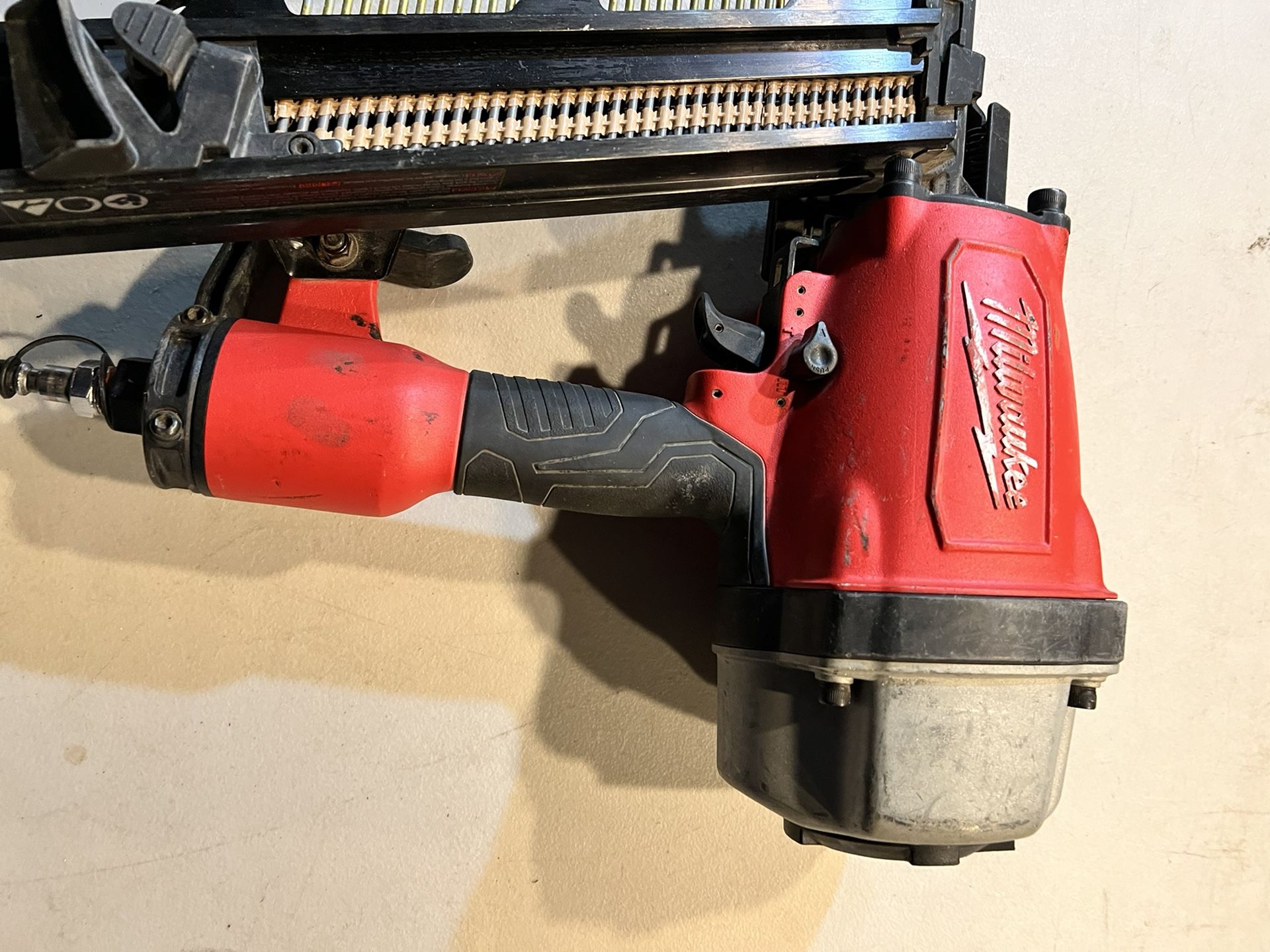 Pistola Milwakee De Clavos 21 De Aire $130 Usada