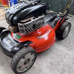 PUSH LAWNMOWER JOHN DEERE POWERED BY POWERFUL HIGH TORQUE BRIGGS & STRATTON ENGINE 6.5 HP .  WORKING CONDITION MULCH OR SIDE DISCHARGE WILL DO JOB DON