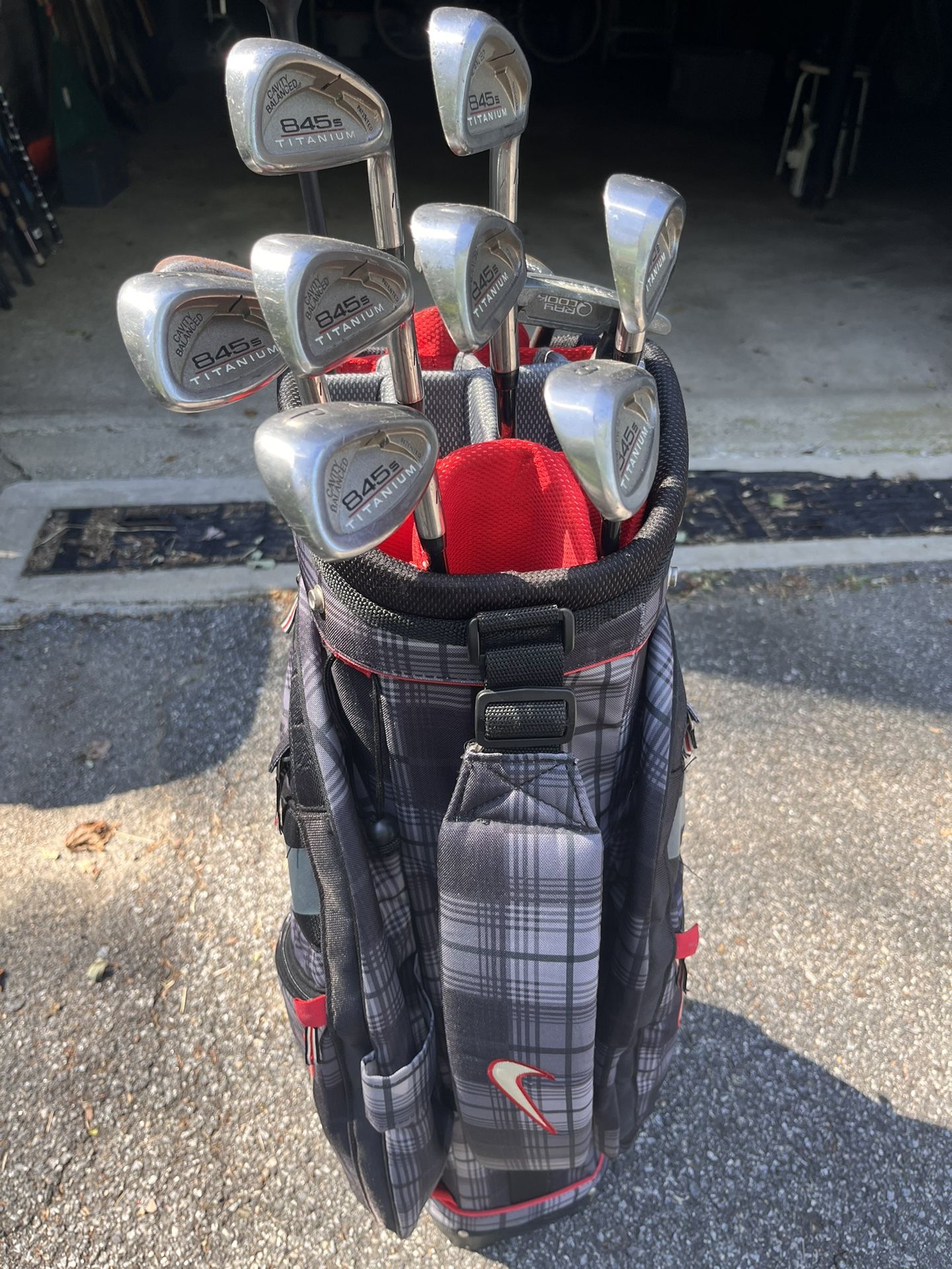 Men’s Right Handed Golf Clubs Set And Nike Bag, Tommy Armour
