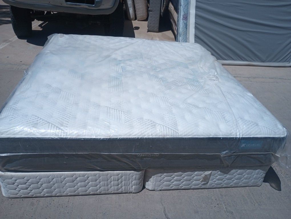 Like New Beautyrest King Mattress And Box Spring