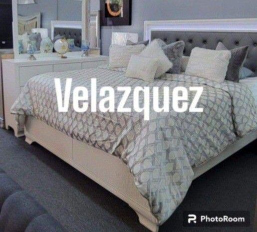✅️✅️4 pc Lyssa White finish wood queen LED bedroom...