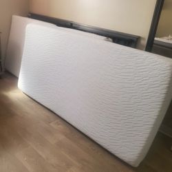 Twin Beds With Table