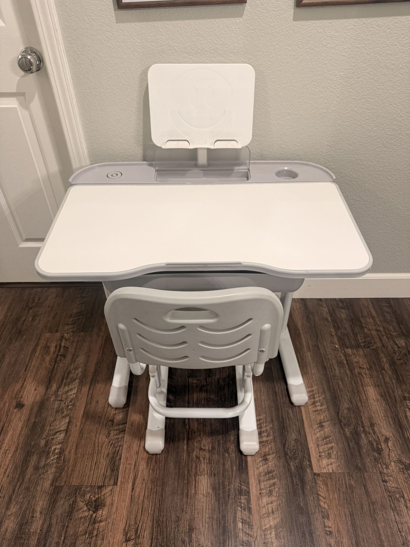Adjustable children’s Desk