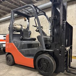 TOYOTA M8, latest model 5500 lb cap, 3 stage, side shift 