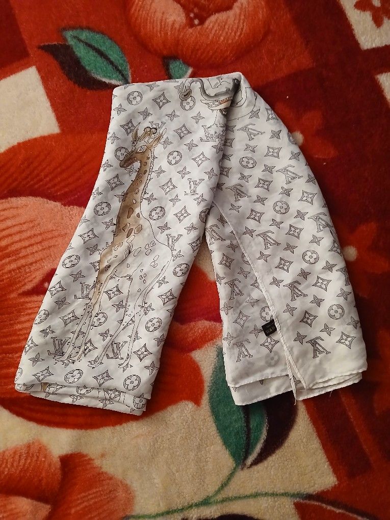 LOUIS VUITTON Silk scarf (100% Authentic)