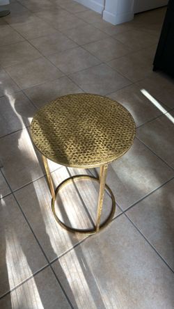 Gold Hammered Honeycomb Metal Side Table. Mesa auxiliar dorada