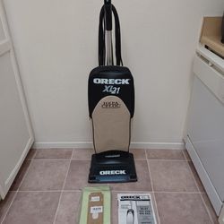 Oreck XL21 Vacuum with 8 Bags