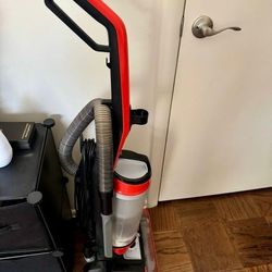 Bissell VACUUM cleaner (Needs To Go By Dec 15)