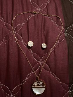 Cadena con dije y aretes