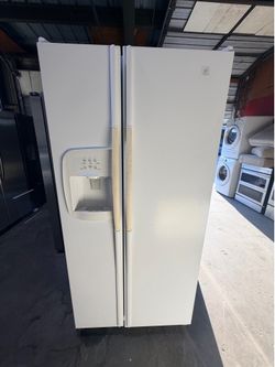 Maytag refrigerator 33"width  white
