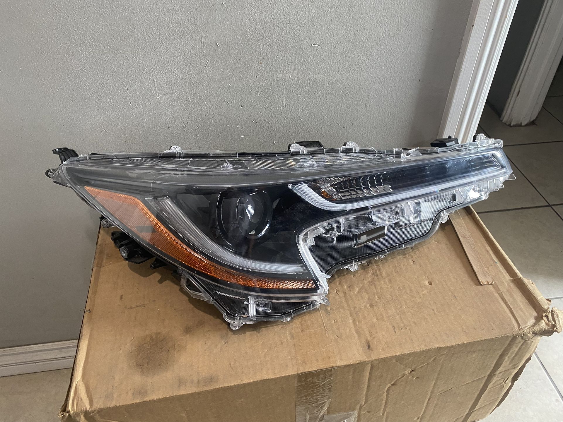 2020-2023 Toyota Corolla Le Right Headlight