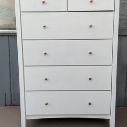 Nice Solid Wood Tall Dresser In Very Good Condition All Drawers Open Just Fine 