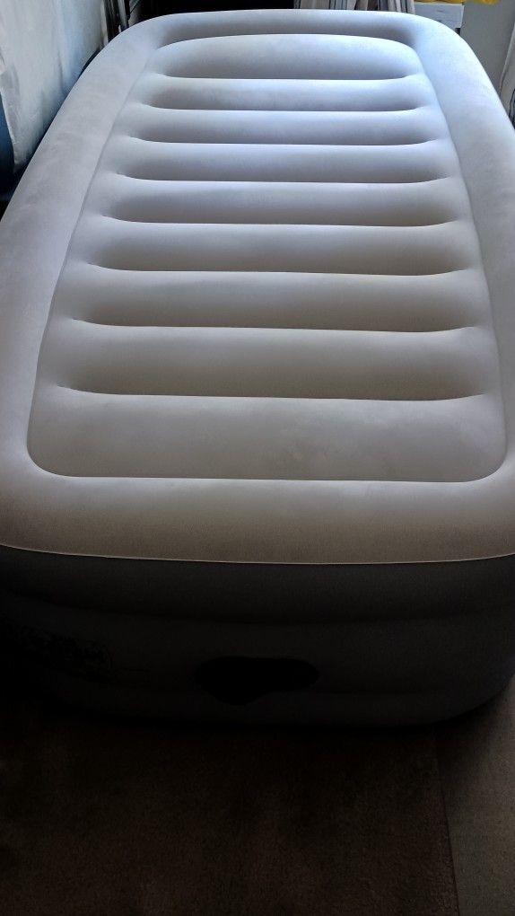 Intex Airbed Mattress 20 Inch Twin Size Like Brand New