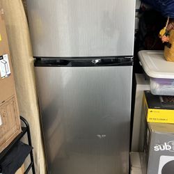 Frigidaire 7.5 cu. ft. Top-Freezer Refrigerator LIKE-NEW