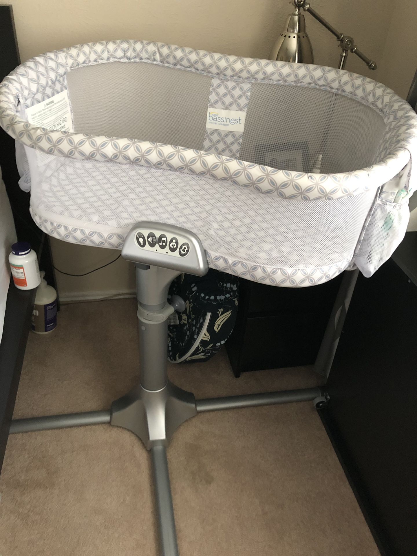 Halo Swivel Sleeper with 2 sheets for Sale in Houston, TX