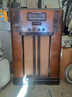 Antique RADIO MAKE OFFER PLEASE 