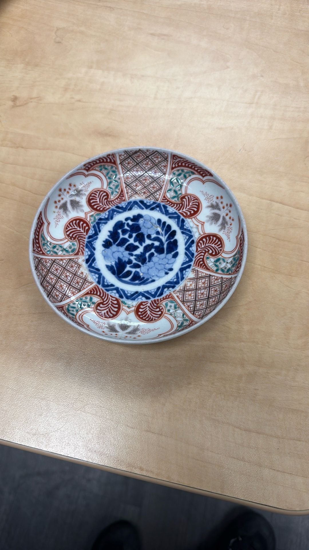 Very Beautiful Vintage Chinese Porcelain Bowl Hand-Painted with Gold Details – For Sale A stunning example of traditional Chinese ceramic artistry,