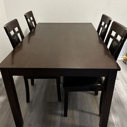 Table with 4 chairs 
