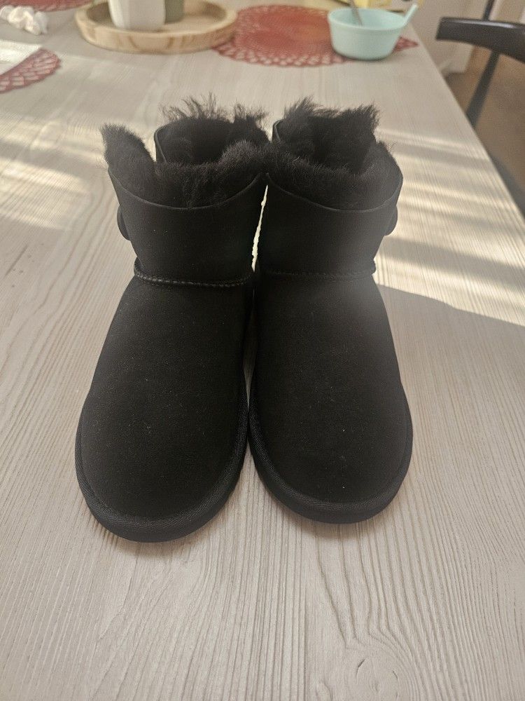 Brand New Size 1Y Ugg Mini Bailey