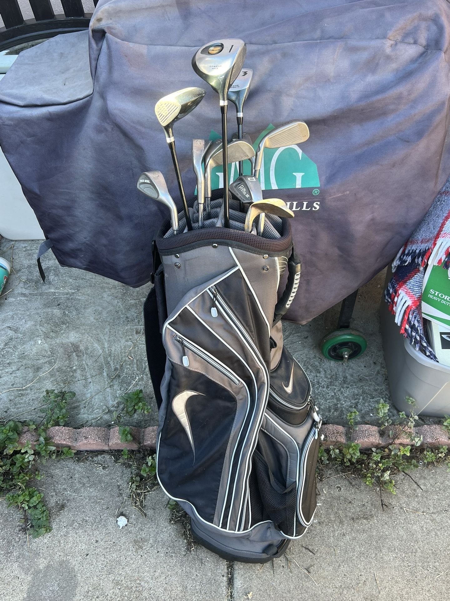 Nike Cart Bag W/golf Clubs