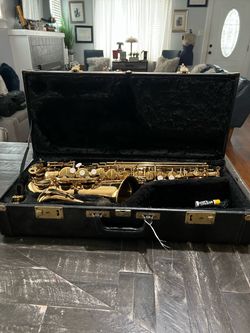 THE WOODWIND ALTO SAXOPHONE with case and accessories