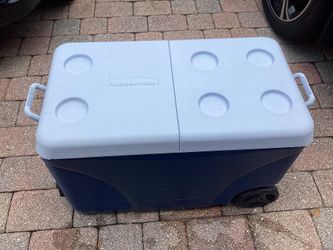 Rubbermaid 75-Qt Wheeled Cooler – Split Lid, Cup Holders & Pull Handle