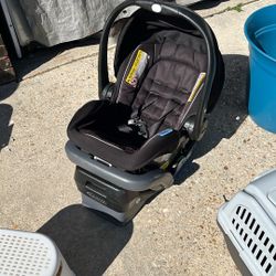 Graco Car seat W Base Click Connect Weight 4 To 35 Lbs Expires 2028