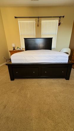Black queen, size bedframe