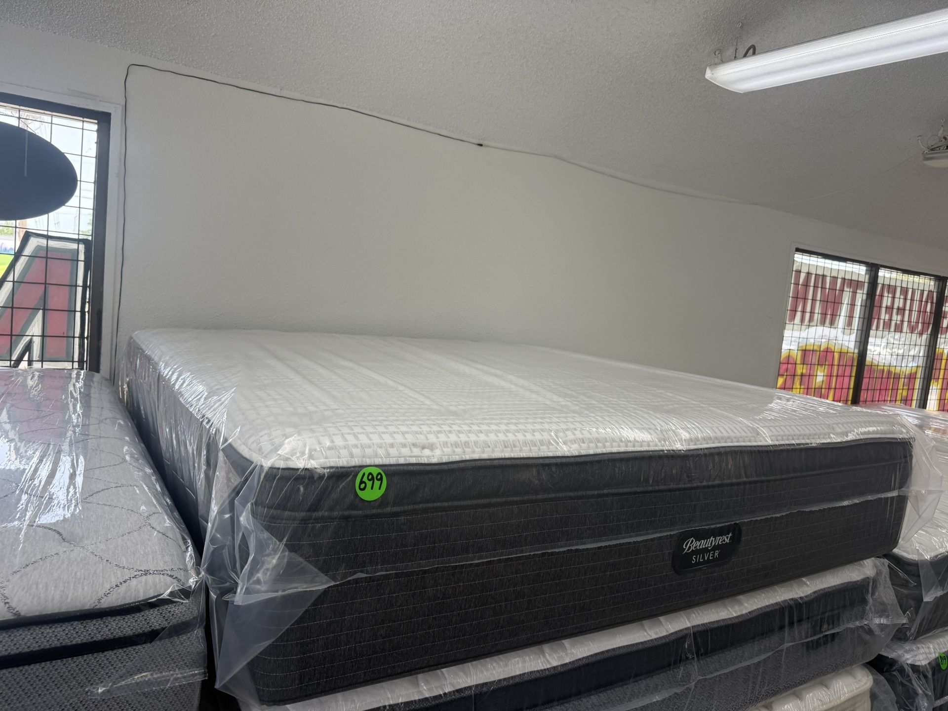 KING SIZE SIMMONS BEAUTYREST SILVER PILLOW TOP MATTRESS & BOX SPRINGS BED SET