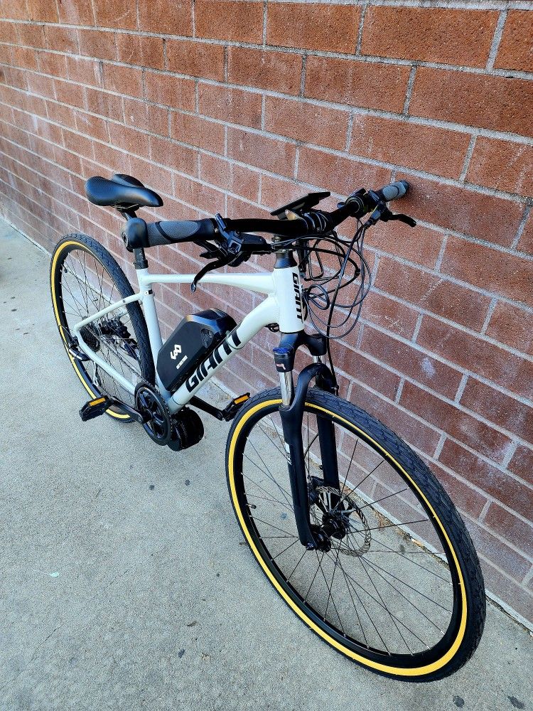 Giant Roam 29er Electric Bike - Excellent Condition