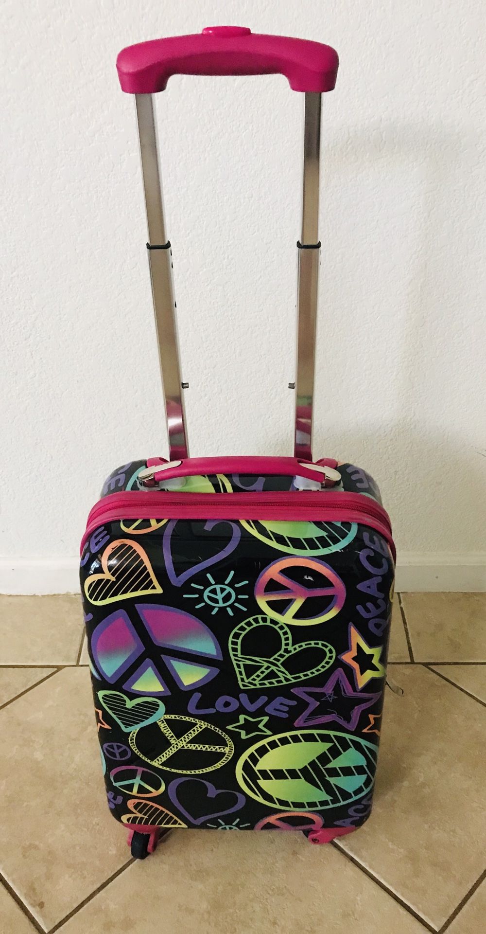 Justice hard case roller carry on! Cute design. Great condition!