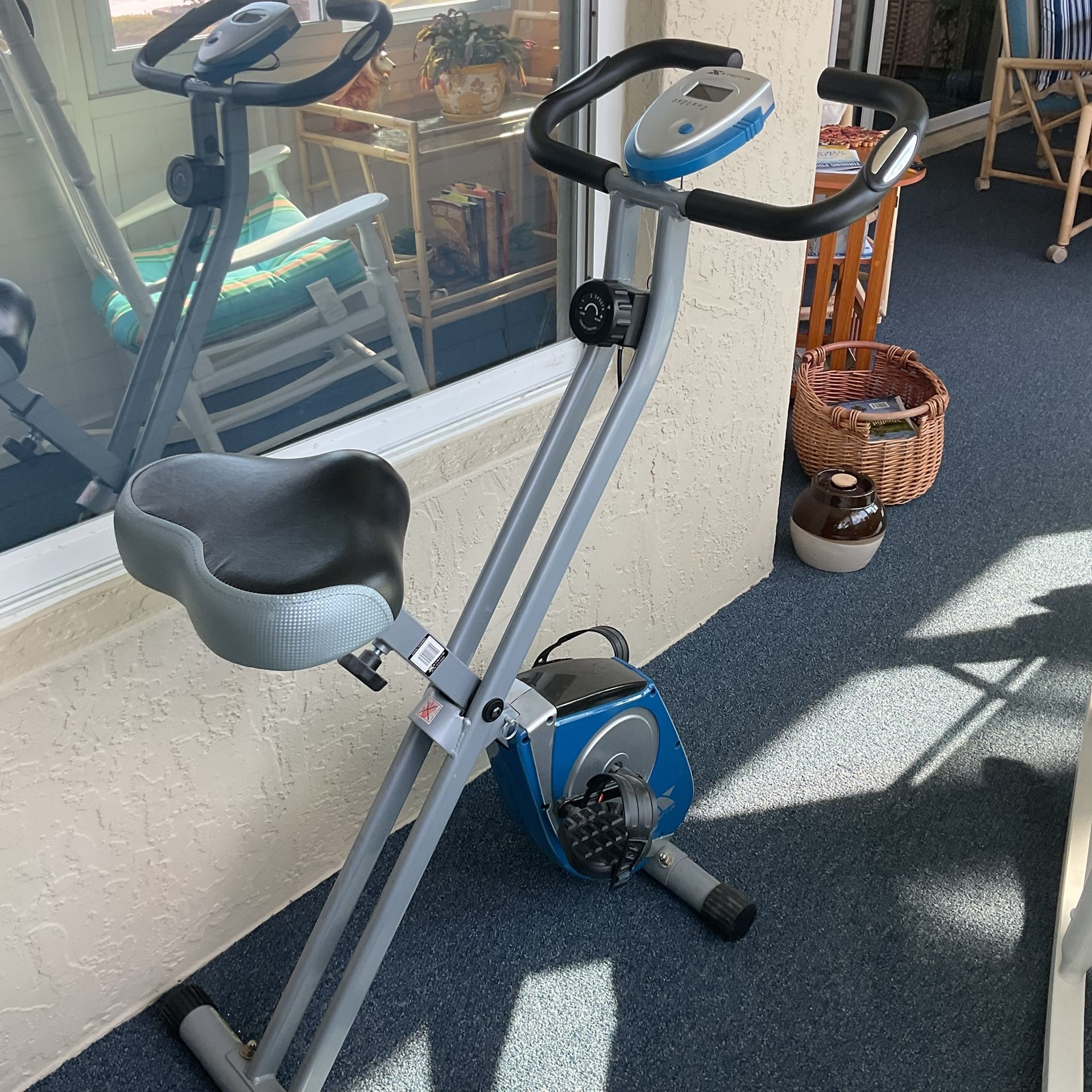 Exercise bike..Heavy duty..Excellent/ Like new condition. Senior owned..Expensive New..Check pictures 