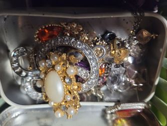HUGE LOT OF COSTUME JEWELRY OVER 300 PIECES