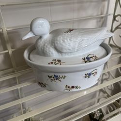 2012 BIA Cordon Bleu White Porcelain Floral Nesting Duck Casserole Dish