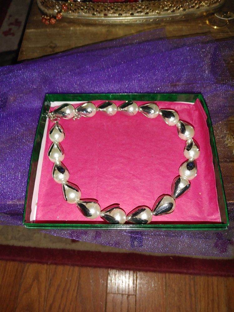Teardrop Faux Pearl choker.