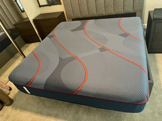 King Sealy Posturepedic Elite Hybrid High Point II Mattress - Like New