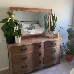 Dresser With Mirror 