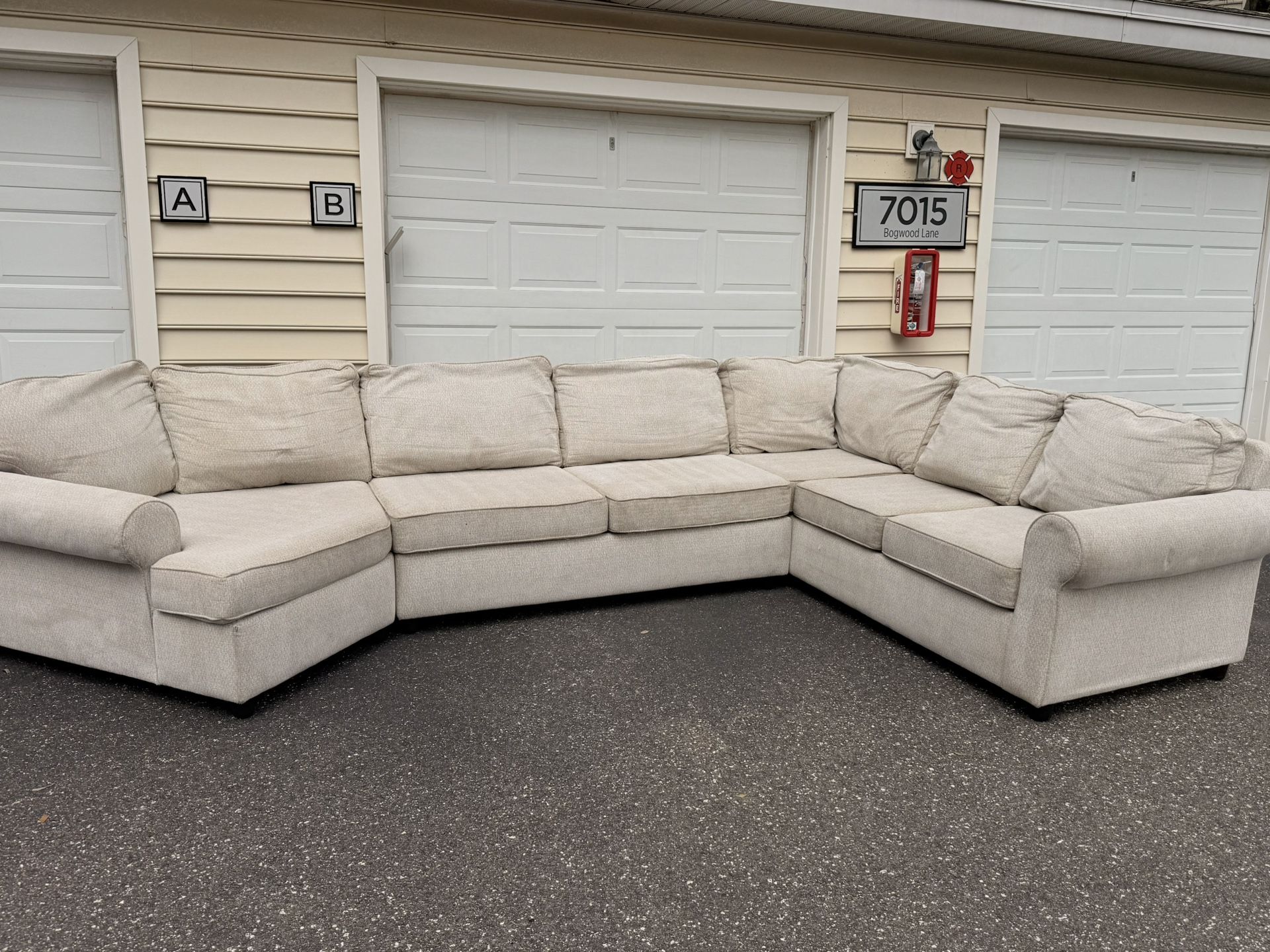 Large beige sectional sofa – Deep cleaned & ready for a new home
