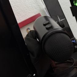 Blue Microphone Yeti / Logi Web Cam 4k 