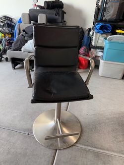 Black Hydraulic Salon / Hair Stylist Chair – Needs Minor Repair