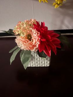 Small florar arrangement  (plastic)
