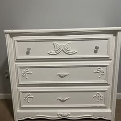 Feminine White 3 Drawer Dresser 