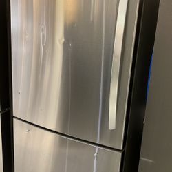 33 in. W 26 cu. ft. Bottom Freezer Refrigerator w/ Multi-Air Flow and Smart Cooling in PrintProof 