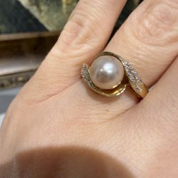 14K Yellow Gold Pearl And Diamonds Ring 